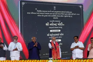  प्रधानमंत्री ने 300 मेगावाट भुज-II सौर ऊर्जा परियोजना की रखी आधारशिला 
